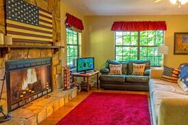 Gatlinburg - Pigeon Forge Cabin | Pioneer Patriot Close to Pigeon Forge/Gatlinburg