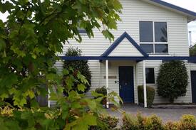 Apollo Bay House | Sandcastle 6 BDRM. 200m to beach
