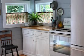Sturbridge Cabin | Cozy Cottage on Cedar Lake- "Cottage Cheeze"