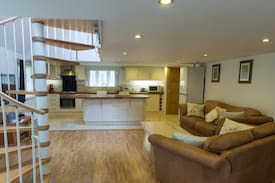 Wraysbury House | Lake View Lodge