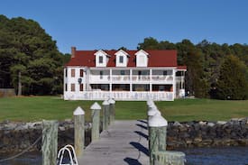 Cambridge House | Captains Quarters on The Bay