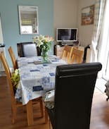 Abergwili Bed & Breakfast | Single room 5 mins walk Glangwili Hospital Carns..