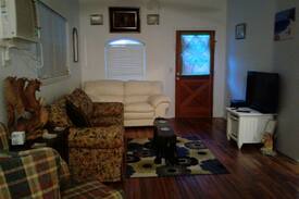 New Smyrna Beach Apartment | Blarney Beach Castle ! Cozy cottage close to Ocean