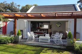 Eastcliff House | Acorn Cottage- Charming, private and central.