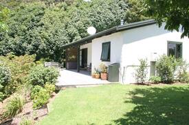 Kaeo House | Cottage surrounded by nature