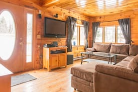 Hunter House | Log House /w Hot tub, Sauna, Bar, Mins to Hunter