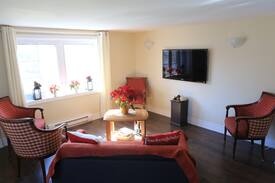 Niagara Falls House | FALLSVIEW COTTAGE- WALKING DISTANCE TO THE FALLS