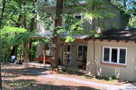 Millville Cabin | Harper's Ferry Tree House/ hot tub / nature/ trees