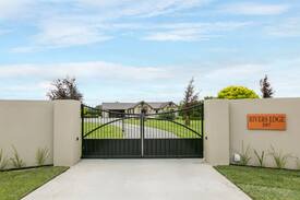 Twyford House | Rivers Edge spacious, private and secluded luxury.