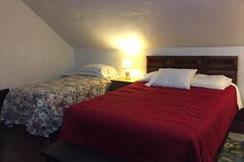 New Castle Bed & Breakfast | Rozzi's House Park, Room C, 3/F, Queen Bed