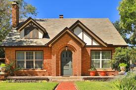 Sayles Blvd. Area House | The Eleven18 House - Your Storybook Stay