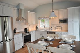 Warwick House | Hideaway Cottage - Bright and Airy