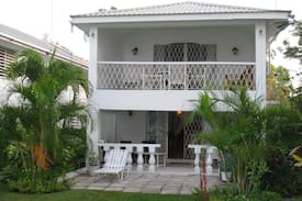 Spring Garden Apartment | Beautiful Freshwater Bay Beachfront Apartment