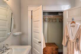Greater Heights Bed & Breakfast | Uphouse Manor B&B - London Fog Room