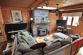 Oro-Medonte Cabin | Cobblestone Cottage on the Shores of Bass Lake