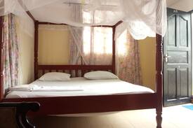 Tangana House | Palm Breeze Hotel
