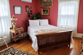 Oswego House | Kingsford Higgins B&B, Private Bedroom & Bath