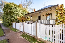 Narrandera Cabin | Doulton Cottage: your private, pet-friendly home