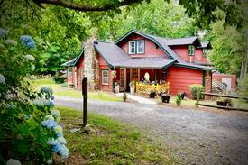 Lake Lure House | Crimson Cottage Guest Suite, Pets Welcome!
