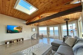 Newbury House | Plum Royale: Plum Is. beachfront w/stunning views