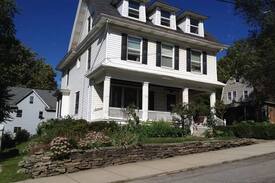 New Castle Bed & Breakfast | Rozzi's House Park, Room C, 3/F, Queen Bed