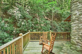 Gatlinburg - Pigeon Forge Cabin | Cottage on The Creek