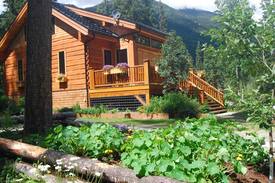Mount Robson House | Resplendent Mountain Lodge adjacent to Jasper
