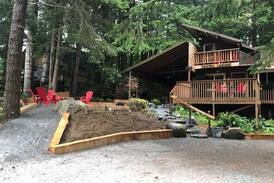 Ashford Cabin | Totem Lodge with HOT TUB 5 miles from Mt. Rainier