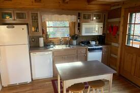 Boone Cabin | Colina Cabin gas fire pit, private & mins to Boone