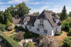 Snekkersten Villa | Cozy & charming thatched roof house w/ heated pool