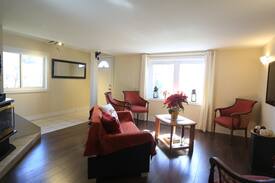 Niagara Falls House | FALLSVIEW COTTAGE- WALKING DISTANCE TO THE FALLS