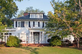 Thomaston House | Ms. Annie's Garden Room with 2 room lounge.