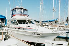 Ensenada Boat Rental | Yate Carolyn V yacht disponible para hospedaje