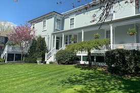 Top of the Hill Hotel | Historic Pine Lodge Newport
