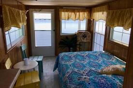 Key Largo Boat Rental | The Sea Turtle - Serene Houseboat At Anchor