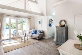 Dorking Cabin | Garden cottage with outstanding Surrey Hills views