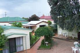 Rutherglen House | "Gum Tree Cottage" B&B in the heart of Rutherglen.