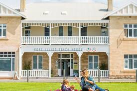 Port Elliot Hostel | Historical Port Elliot Beach House YHA