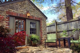 North Florence House | Cozy Carriage House in Downtown Florence, AL