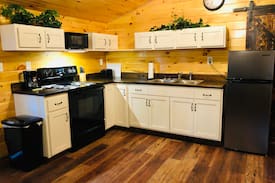 Pine Ridge Cabin | ShyAnn's Paradise- No pet/cleaning fee! *Location*