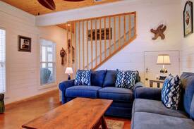 Port Aransas Cabin | Blue Turtle Cottage- 1/2 mile to the beach!