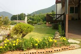 Mungyeong Cabin | 문경석촌민박(단독2층 주택 독채) 기본4명. 12~15명 가마솥 백숙 원하실 경우세팅해드림