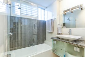 Taringa Apartment | The Lodge at Taringa ☆ Free WiFi ☆ Parking ☆ Pool