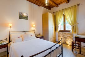 Skinaria Apartment | Makris Gialos Suites by the beach / C