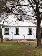 Molong House | Coach House, Tilbrook * Beautiful Green Grounds*