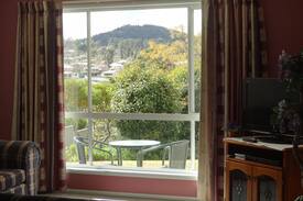 Stanthorpe House | Cedar Lodge Holiday Apartments Stanthorpe