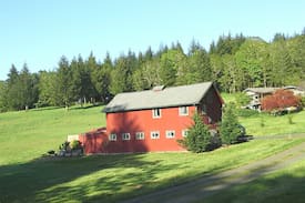 Monmouth House | Vineyard View Retreat