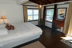 Little Sands Bed & Breakfast | Cliffside Inn: The Lookout Suite