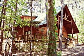 Hochatown Cabin | Black Bear Lodge is a two story cabin located in the heart of Hochatown close to all the amenities that Beavers Bend State Park and Broken Bow lake has to offer. It has an open floor plan and sleeps 7-10 people
