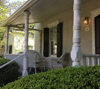 Historic Old Town Cabin | Periwinkle Cottage with a private pool & garden